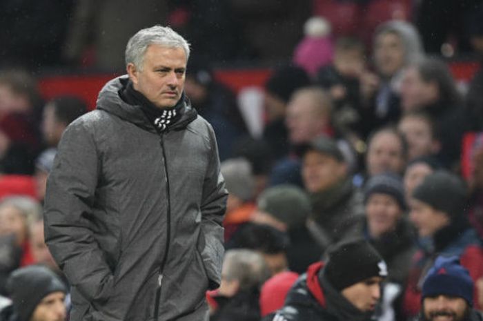 Ekspresi pelatih Manchester United, Jose Mourinho, pada laga Liga Inggris versus Huddersfield Town di Old Trafford, Sabtu (3/2/2018).