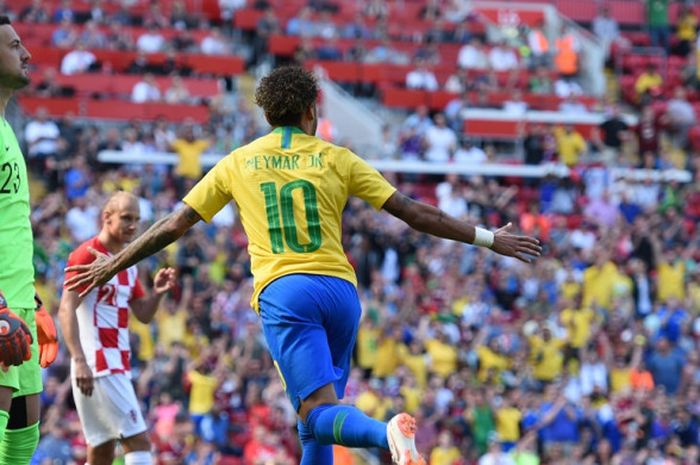 Penyerang Brasil, Neymar, merayakan golnya dalam laga persahabatan kontra Kroasia di Stadion Anfield, Liverpool, Inggris pada 3 Juni 2018.