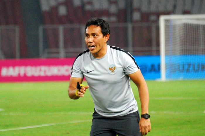 Pelatih Timnas Indonesia Bima Sakti memimpin latihan resmi di lapangan Stadion Utama Gelora Bung Karno (SUGBK), Jakarta, Senin (12/11/2018), menjelang laga Piala AFF 2018 kontra Timor Leste.