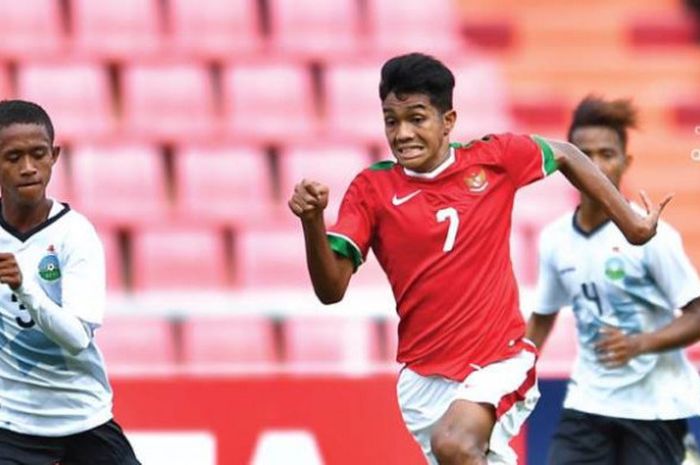 Adu cepat penyerang timnas U-16 Indonesia, Amanar Abdillah (7) dengan bek timnas U-16 Timor Leste, Jordao da Silva pada laga kedua Grup G Kualifikasi Piala Asia U-16 2018 di Stadion Rajamangala, Bangkok, Thailand, Senin (18/9/2017) sore. 