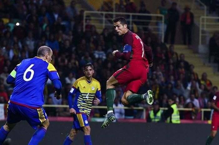 Kapten Portugal, Cristiano Ronaldo (ketiga dari kiri), beraksi dalam laga Grup B Kualifikasi Piala Dunia 2018 zona Eropa kontra Kepulauan Faroe di Stadion Torsvollur, Senin (10/10/2016).