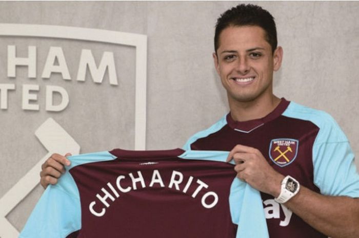 Javier Hernandez memegang Jersey Wes Ham United