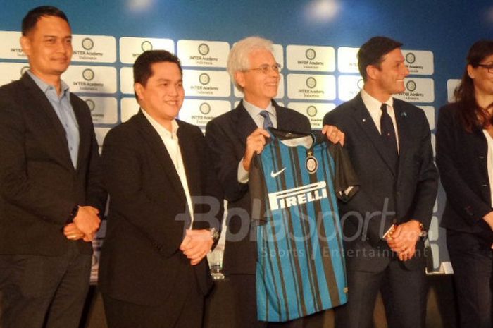  Wakil Presiden Inter Milan, Javier Zanetti (kedua dari kanan), dan Director of Global Youth Business Inter Milan, Barbara Biggi (kanan), terkesima melihat gemuruh penggemar I Nerazzurri dalam konferensi pers Inter Academy Indonesia di Fairmont Hotel, Jakarta, Rabu (14/2/2018). 