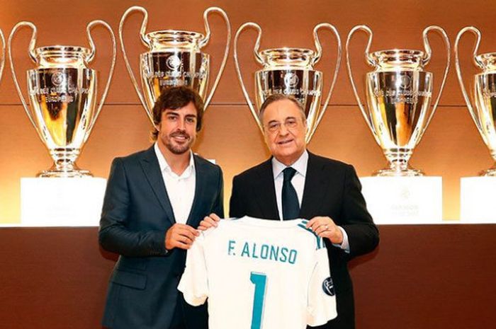 Juara F1 dua Kali, Fernando Alonso bersama Presiden Real Madrid, Florentino Perez dalam acara penganugerahan gelar anggota kehormatan klub di Santiago Bernabeu, Madrid, Spanyol (4/9/2017).  