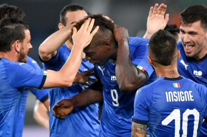 Para pemain timnas Italia merayakan gol Mario Balotelli (tengah) ke gawang Arab Saudi dalam laga uji coba di Stadion Kybunpark, St. Gallen, Swiss, 28 Mei 2018.