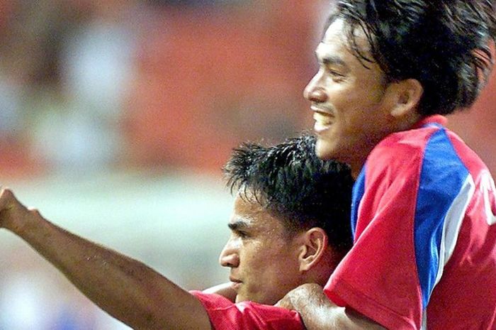Kiatisuk Senamuang (kiri) bersama rekannya Tawan Sripan setelah merayakan gol yang dicetaknya ke gawang Malaysia di semifinal Piala Tiger 2000, di Bangkok (16/11/2000).
