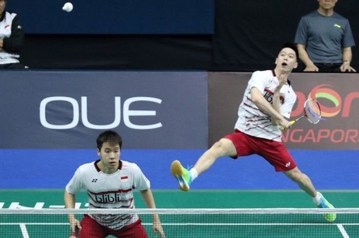 Pasangan ganda putra nasional. Marcus Fernaldi Gideon/Kevin Sanjaya Sukamuljo, saat menjalani pertandingan melawan Takuro Hoki/Yugo Kobayashi (Jepang) pada babak kedua Singapura Terbuka yang berlangsung di Singapore Indoor Stadium, Kamis (13/4/2017). Marcus/Kevin menang 21-12, 21-15.