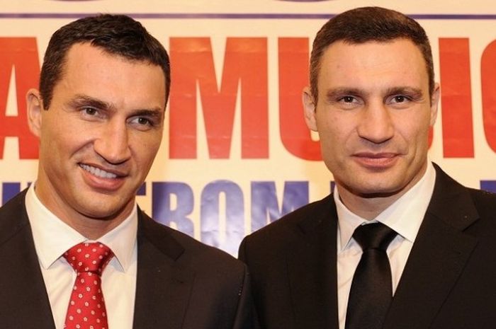 Petinju asal Ukraina, Wladimir Klitschko (kiri), berfoto dengan kakaknya yang juga mantan petinju, Vitali Klitschko, pada sebuah acara di Hamburg, Jerman, 18 November 2012.