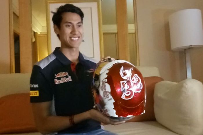 Sean Gelael memamerkan helmnya di Hotel Ritz Carlton Singapura, Rabu (13/9/2017).