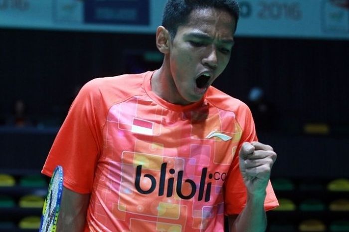 Pebulu tangkis tunggal putra Indonesia, Chico Aura Dwi Wardoyo, bereaksi setelah membuat poin pada partai ketiga perebutan peringkat ke-5 hingga ke-8 menghadapi India di Kejuaraan Dunia Junior yang berlangsung di Bilbao Arena, Sabtu (5/11/2016) waktu setempat.