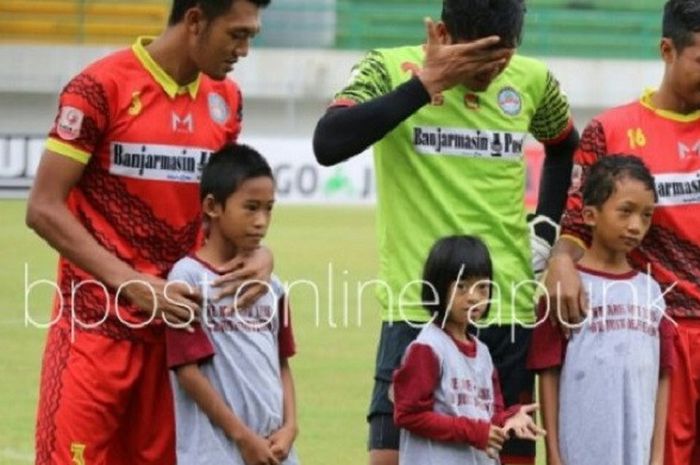 Pemain Martapura FC saat menitihkan air mata.