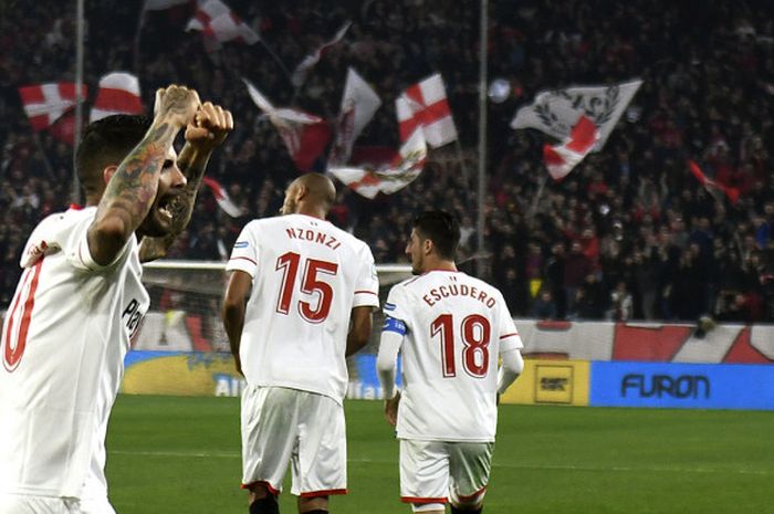 Gelandang Sevilla, Ever Banega, merayakan gol yang dia cetak ke gawang Atletico Madrid dalam laga leg kedua perempat final Copa del Rey di Stadion Ramon Sanchez Pizjuan, Sevilla, pada 23 Januari 2018.