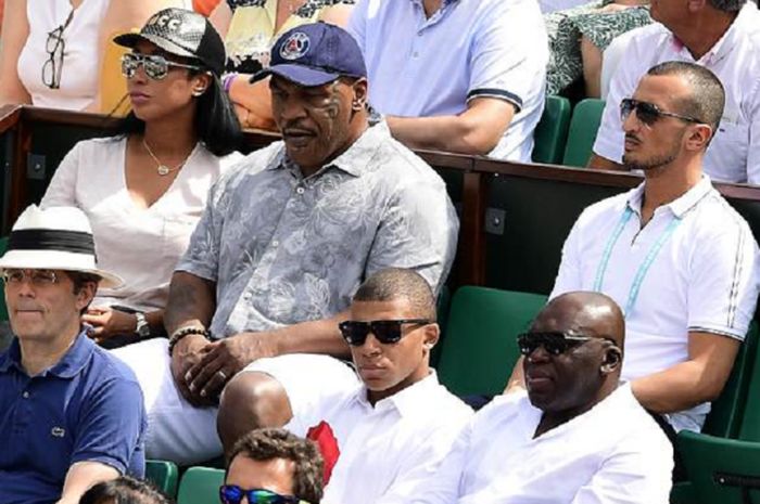 Kylian Mbappe saat menyaksikan pertandingan tenis Prancis terbuka bersama dengan Mike Tyson (3/6/2018)