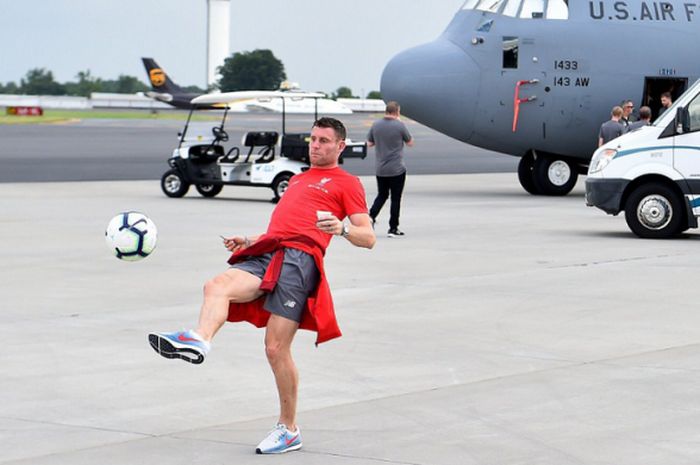 James Milner bermain sepak bola dengan beberapa rekan saat menunggu keterlambatan pesawat di Bandara Internasional Charlotte Douglas.