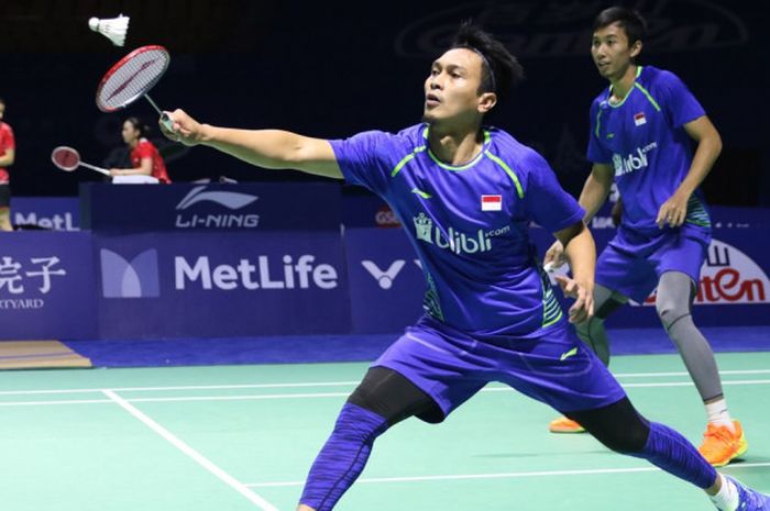 Pasangan ganda putra Indoensia, Mohammad Ahsan/Rian Agung Saputro, saat menjalani pertandingan melawan Takuro Hoki/Yugo Kobayashi (Jepang) pada babak perempat final China Open 2017 di Haixia Olympic Sports Center, Fuzhou, Jumat (17/11/2017).