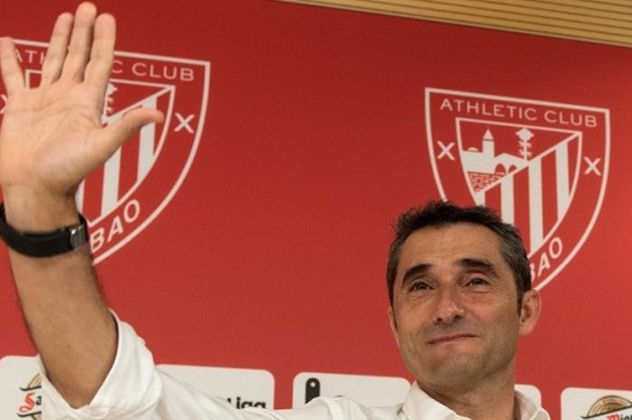 Ernesto Valverde melambaikan tangan setelah melakukan konferensi pers soal pelepasan jabatan pelatih Athletic Bilbao pada 24 Mei 2017.