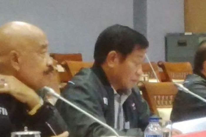 (dari kiri) Anggota tim komite Ad Hoc Reformasi PSSI, IGk Manila, Ketua Komite, Agum Gumelar dan Mahfudin Nigara, saat RDPU dengan Komisi X DPR RI, Senin (22/2/2016) di Kompleks DPR, Senayan, Jakarta.