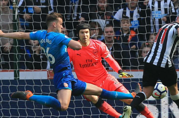  Proses gol kedua Newcastle United oleh Matt Richie saat melawan Arsenal di Stadion St. James Park, Minggu (15/4/2018).  