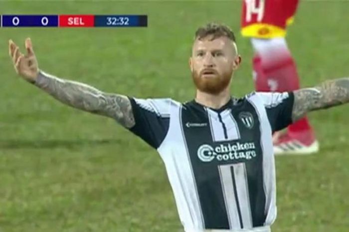 Penyerang Terengganu FC, Lee Tuck, saat merayakan gol ke gawang Selangor FA, Sabtu (10/2.2018).