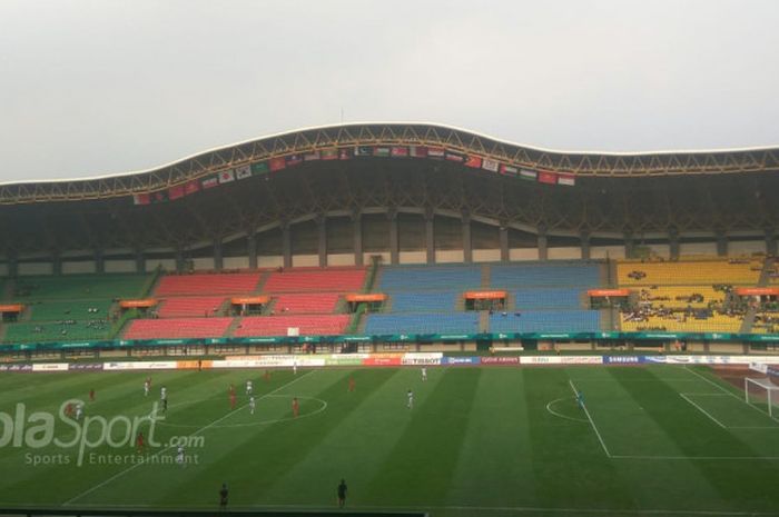  Penampakan rumput baru Stadion Patriot Chandrabhaga, Kota Bekasi, pada laga perdana sepak bola Asian Games 2018 antara Laos dan Hong Kong, Jumat (10/8/2018). 