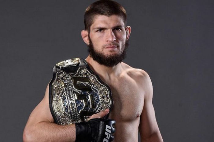 Khabib Nurmagomedov menyaksikan pertandingan hoki di Rusia untuk mengisi waktu luangnya.