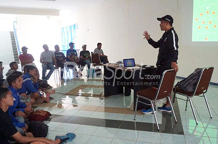 Joko Susilo selaku direktur teknik Akademi Arema memberikan materi di lantai dua Stadion Kanjuruhan Kabupaten Malang pada (11/9/2018).