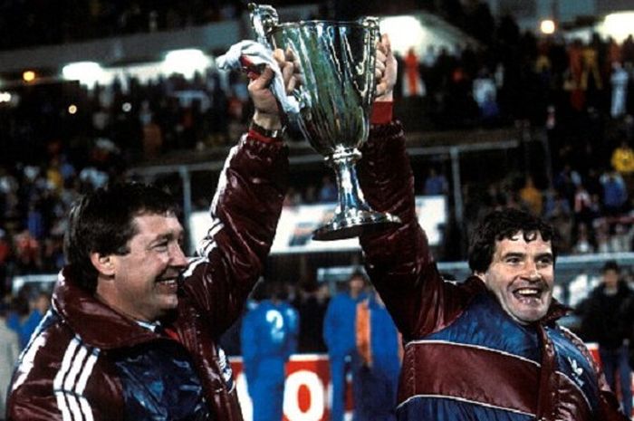 Pelatih Aberdeen, Alex Ferguson, bersama asistennya, Archie Knox, mengangkat trofi gelar juara Piala Winners usai timnya mengalahkan Real Madrid dengan skor 2-1 pada 11 Mei 1983.
