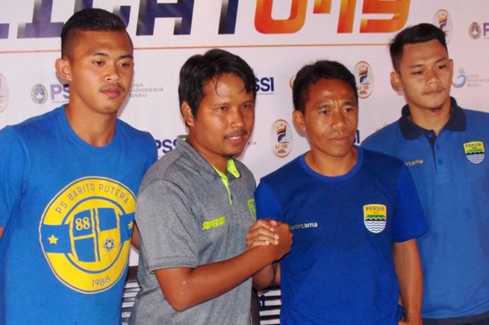 Pelatih Barito Putra U-19, Andri Ramawi (kedua dari kiri) berjabat tangan dengan pelatih Persib U-19, Budiman saat konferensi pers di Graha Persib.
