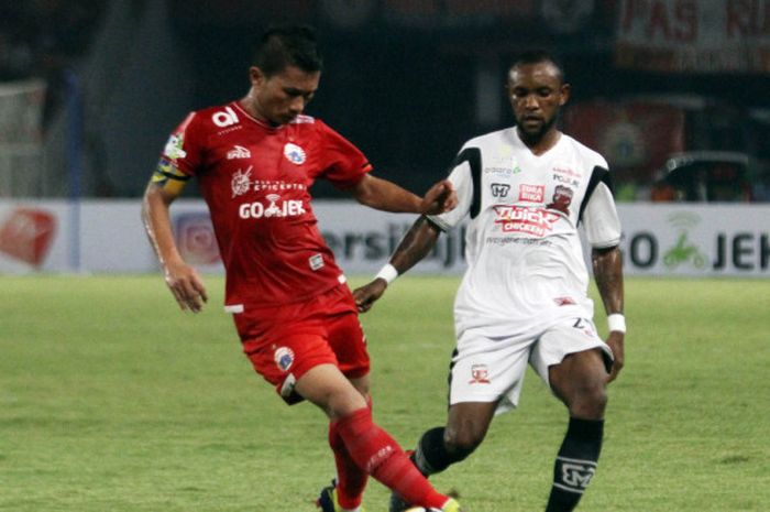  Bek Persija Jakarta, Ismed Sofyan (kiri), berduel dengan pemain Madura United, Zah Rahan, dalam laga Liga 1 di Stadion Utama Gelora Bung Karno, Jakarta, Sabtu (12/5/2018). 