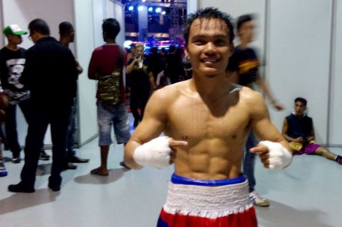 Petinju Hisar Mawan seusai memenangi pertarungan dengan Frengki Rohi dalam Mahkota Boxing Super Series 2018 di Cilandak Town Square, Jakarta Selatan, Sabtu (10/3/2018) 