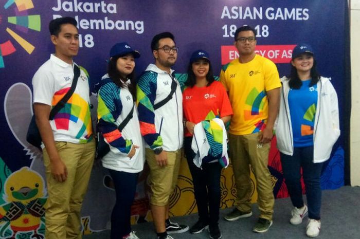 Sejumlah model memperagakan seragam volunteer untuk Asian Games 2018, di Kantor Inasgoc, Jakarta, Kamis (18/1/2018).