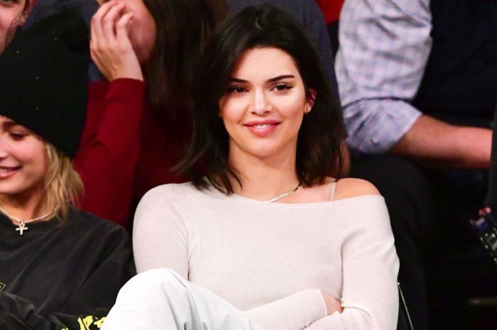 Kendall Jenner menonton pertandingan Philadelphia 76ers melawan Cleveland Cavaliers.