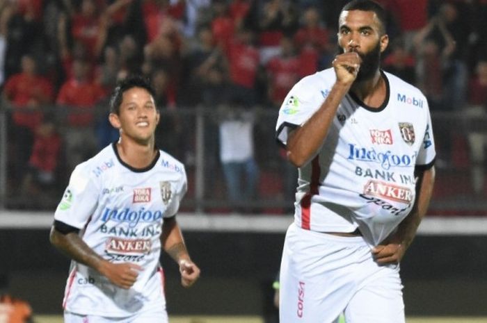 Irfan Bachdim (kiri) dan Sylvano Comvalius, pencetak gol Bali United ke gawang Perseru Serui dalam partai Liga 1 di Stadion Kapten I Wayan Dipta, Gianyar, 4 Juni 2017.