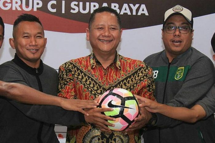 Pelatih PS TNI Rudy Eka Priyambada dan satu pemain andalan Abduh Lestaluhu memberikan pernyataan kepada awak media jelang laga lawan Persebaya Surabaya