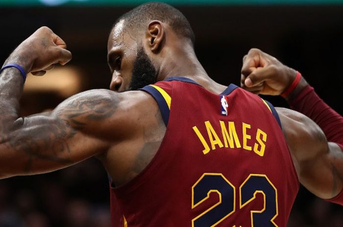   Pebasket Cleveland Cavaliers, LeBron James, melakukan selebrasi setelah mencetak poin pada laga melawan Indiana Pacers di Quicken Loans Arena, Cleveland, Ohio, Rabu (1/11/2017).  