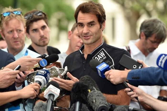 Petenis Swiss, Roger Federer, berbicara ke media seraya memegang trofi Australia Terbuka 2017 sehari setelah menjuarai turnamen Grand Slam itu di Rod Laver Arena, Melbourne Park, Melbourne, 29 Januari lalu. Federer mengalahkan Rafael Nadal (Spanyol) 6-4, 3-6, 6-1, 3-6, 6-3.