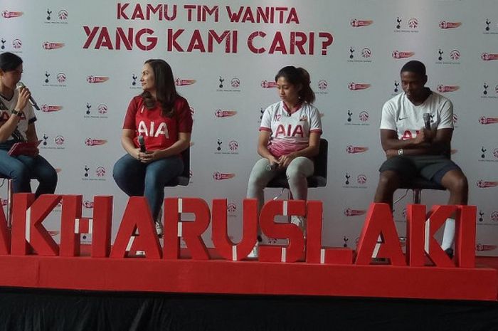 International Development Coach Tottenham Hotspur, Anton Blackwood (paling kanan), dalam acara AIA Championship for Women di kawasan Kuningan, Selasa (2/10/2018).