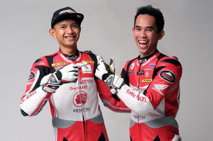 Pebalap Astra Honda Racing Team Indonesia, Dimas Ekky Pratama (kiri) dan Gerry Salim berpose jelang keikutsertaan mereka pada  CEV International Championship 2018.