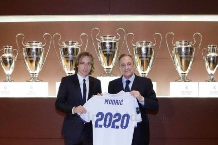 Luka Modric (kiri) melakukan penandatanganan kontrak dengan Real Madrid, Rabu (19/10/2016).