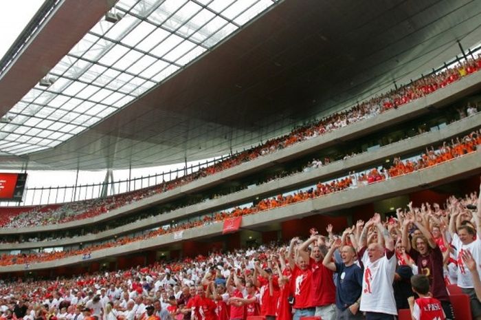 Pemandangan tribun penonton Stadion Emirates yang disesaki suporter Arsenal dalam pertandingan testimonial perpisahan Dennis Bergkamp melawan Ajax Amsterdam, 22 Juli 2006.