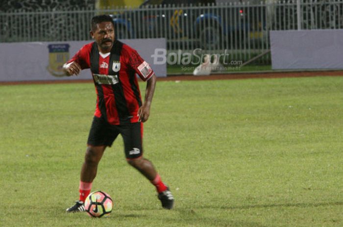 Eduard Ivakdalam beraksi di Stadion Mandala Jayapura dalam laga Persipura All Star melawan Bhayangkara All Star, Kamis (14/12/2017).