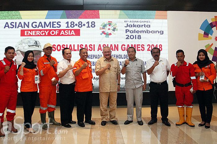 Alex Noerdin Gubernur Sumsel, bersama petugas Kahutlah dalam rangkat sosialiasi Asian Games 2018 di Griya Agung Palembang.