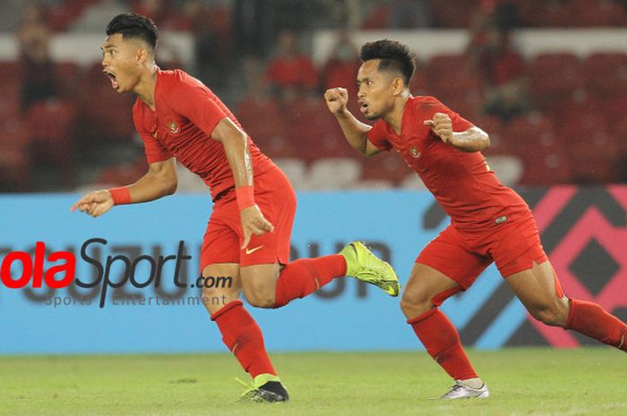 Duo timnas Indonesia, Andik Vermansah (kanan) dan Alfat Fathier merayakan gol ke gawang Timor Leste 