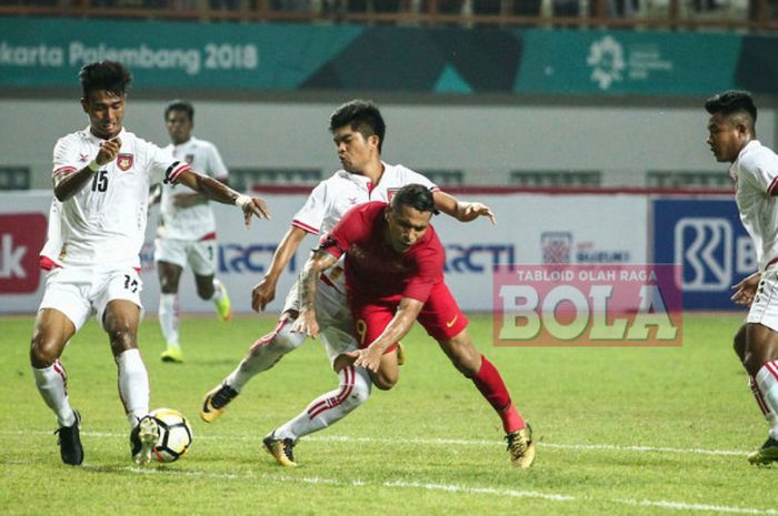 Striker timnas Indonesia, Alberto Goncalves, berduel dengan para pemain Myanmar pada laga  persahabatan internasional di Stadion Wibawa Mukti, Cikarang, Selasa (10/10/2018).