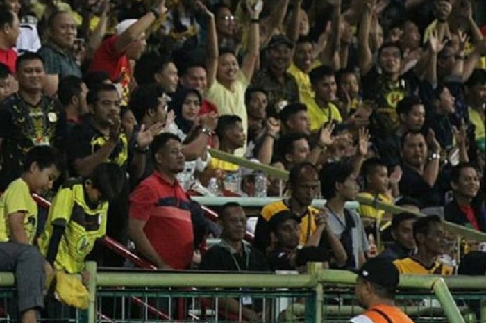 Suporter Barito Putera memberikan dukungan di Stadion 17 Mei, Banjarmasin,.