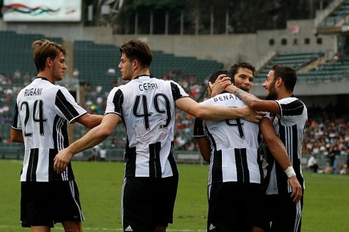 Para pemain Juventus setelah rekan timnya Medhi Benatia mencetak gol ke gawang South China of Hongkong di Hong Kong Stadium, 30 Juli 2016 