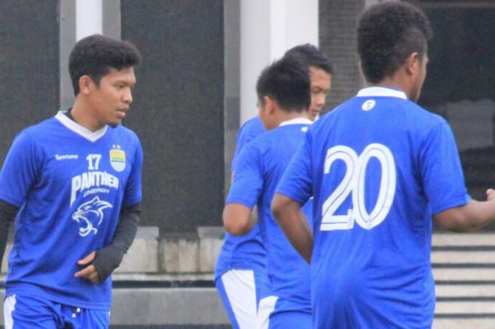 Gelandang Eka Ramdani (kiri) terlihat gabung dalam latihan perdana Persib menuju musim 2018 di lapangan Sesko AD, Kota Bandung, Rabu (13/12/2017).