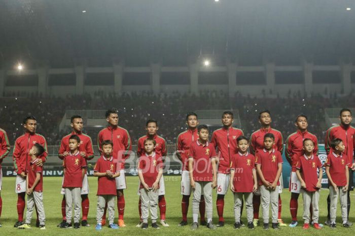     Para pemain TImnas U-23 Indonesia berpose jelang laga PSSI Anniversary Cup 2018 kontra timnas U-23 Bahrain di Stadion Pakansari, Bogor, Jumat (27/4/2018)       