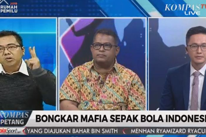 Kuasa Hukum PS Mojokerto Putra, Muhammad Soleh (Kiri) dan Wakil Ketua Komdis PSSI, Umar Husein (Tengah) Berbincang Mengenai Hukuman yang di Terima PSMP di Kompas TV, Kamis (27/12/2018)