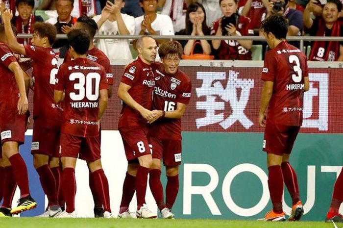 Tiga pemain impor Vissel Kobe, Lukas Podolski 910), Theerathon Bunmathan (30), dan Andres Iniesta (8) merayakan gol ke gawang Jubilo Iwata pada lanjutan J-League 1 atau Liga Jepang 1 di Stadion Noevir, 11 Agustus 2018. 